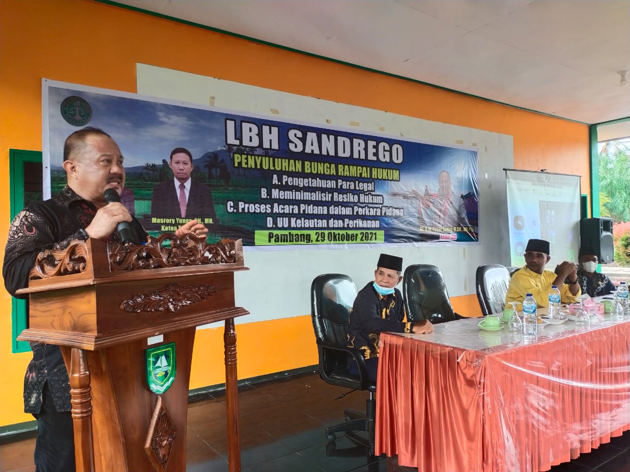 Ketua LBH Sandrego  Dr HM Yusuf Daeng M SH MH Phd menyampaikan sambutan diacara penyuluhan bantuan hukum di Desa Pambang Pesisir, Jumat (29/10/2021).
