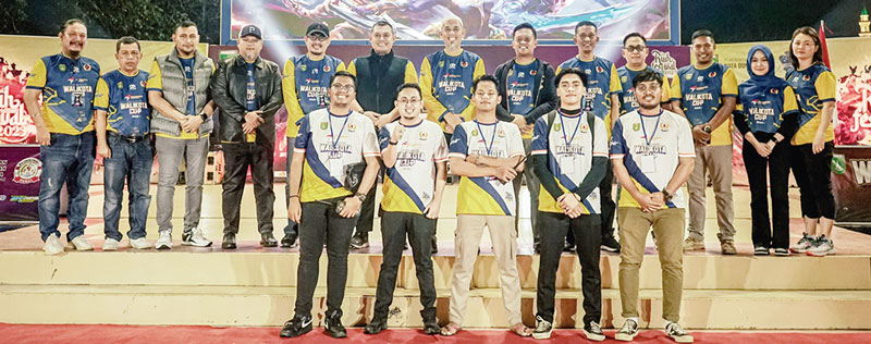 Wali Kota Dumai H Paisal foto bersama panitia turnamen E-Sport Sesion I, memperebutkan Piala Wali Kota Dumai, Sabtu (16/12/2023).