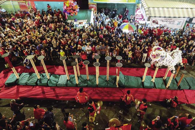 Memukau: Pertunjukan Barongsai Patok memukau penonton yang menyaksikan perayaan Cap Go Meh di Jalan Karet, Pekanbaru, Selasa (19/2/2019). Perayaan Cap Go Meh Bersama 2019 kali ini, panitia mengambil tema Hidup Harmonis, Berkah Berlimpah, NKRI Damai, Rakya