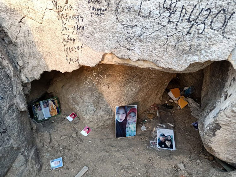 Sejumlah foto berada di celah-celah Jabal Rahmah. Foto tersebut sengaja ditaruh dengan harapan orang dalam foto itu bisa berkesempatan ke Jabal Rahmah atau Makkah. (HILMI SETIAWAN/JAWA POS)