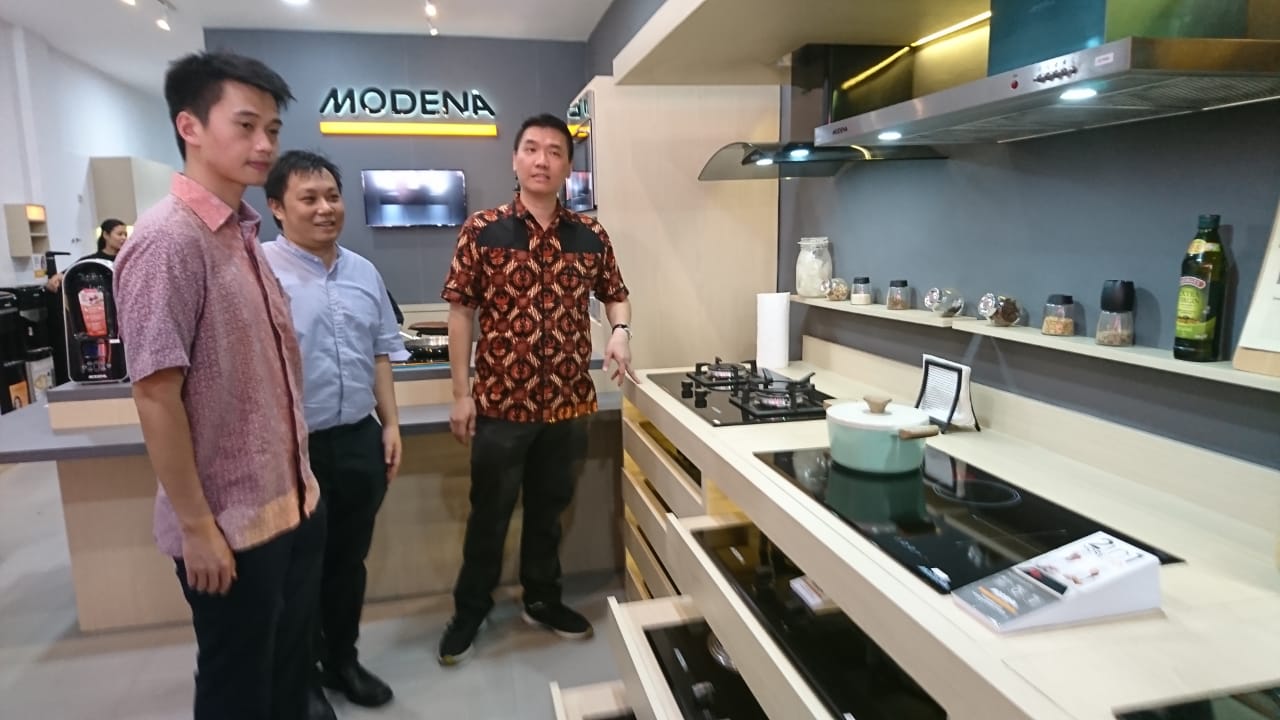 Yappar Darmawan, Branch Manager PT Modena Indonesia cabang Pekanbaru(kanan)saat memperkenalkan produk-produk cooking usai opening Modena Home Center Pekanbaru, Senin (25/11-2019). foto:deslina/riaupos.co