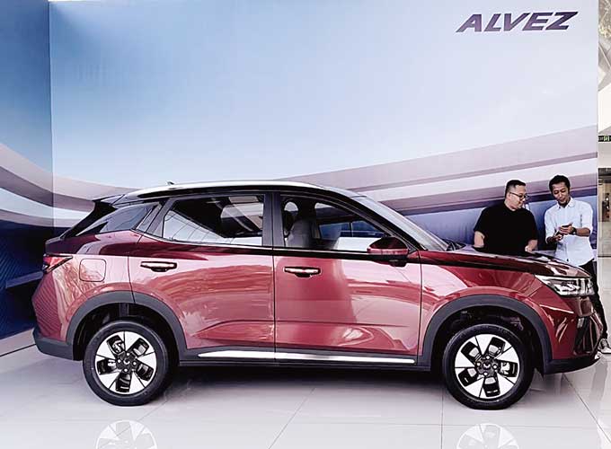 Public Relations Manager Wuling Motors Brian Gomgom dan Product Planning Wuling Motors Danang Wiratmoko menjelaskan terkait produk Compact SUV Wuling Alvez saat Regional Media Private Viewing di Wuling Center, Jakarta, pekan pertama Maret 2023.