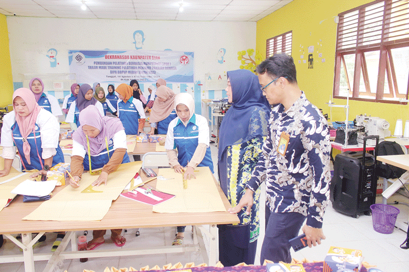 Ketua Dewan Kerajinan Nasional Daerah (Dekranasda) Kabupaten Siak Rasidah Alfedri menyaksikan pelatihan berbasis kompentensi (PBK) Tailor Made Training di ruang praktik menjahit SMKN 1 Siak pada Jumat (18/8/2023).