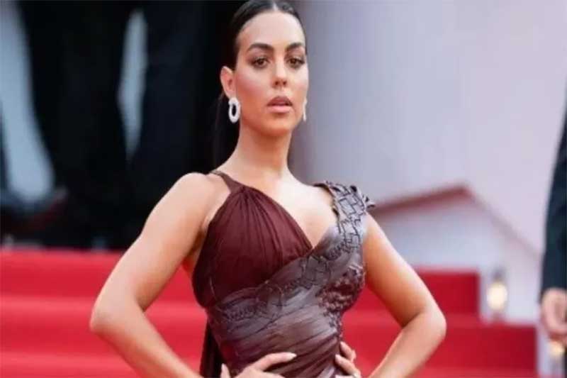 Tamara Garcia saat menirukan dengan sempurna gaya kekasih Cristiano Ronaldo, Georgina Rodriguez.