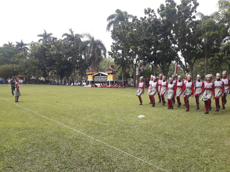 Salah satu peserta lomba PBB tampil di halaman kompleks Mal Pelayanan Publik (MPP) Pekanbaru, Kamis (31/8/2023).