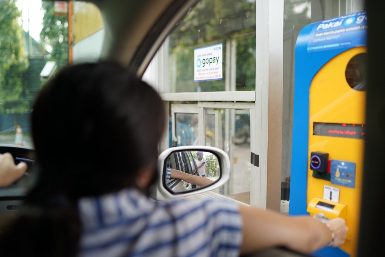 Pengunjung sudah dapat menggunakan Gopay sebagai alat pembayaran di parkir salah satu mal di Pekanbaru.(GOJEK FOR RIAUPOS.CO)