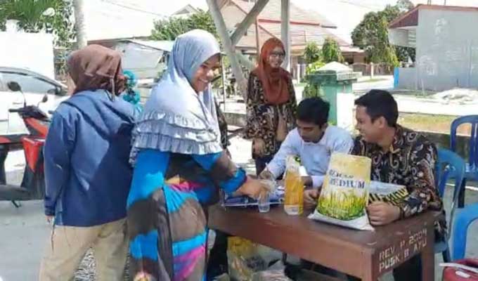 Sejumlah ibu rumah tangga yang berada di Kelurahan Bumi Ayu membeli beras dan minyak goreng saat operasi pasar yang dilaksanakan Bulog Dumai di Kantor Lurah Bumi Ayu, Kamis (16/2/2023).