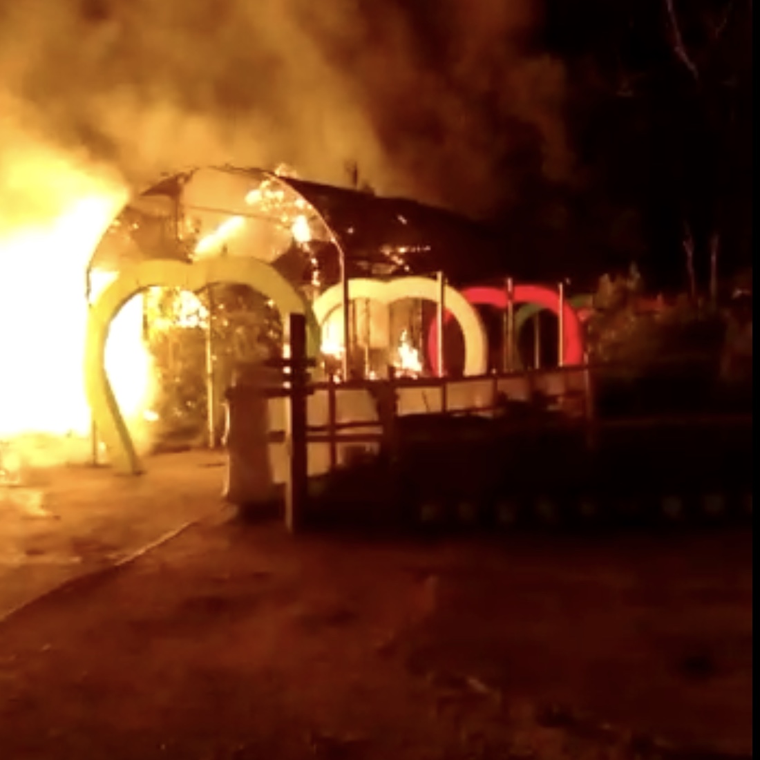 Wahana wisata di Pekanbaru, Asia Farm yang beralamat di Jalan Badak Ujung, Kecamatan Tenayan Raya, Kota Pekanbaru, terbakar, Senin (14/3/2022) malam.