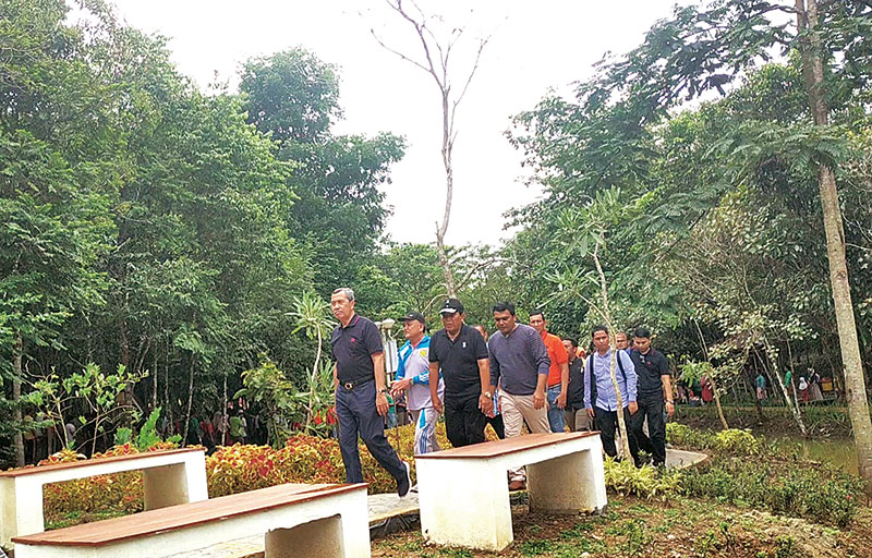KELILING HUTAN KOTA: Gubernur Riau H Syamsuar bersama Bupati Rohul Sukiman berkeliling meninjau hutan Kota Pasirpengaraian seluas 7,3 hektare di belakang kantor bupati di Kompleks Perkantoran, Sabtu (14/12/2019). (engky prima putra/riau pos)