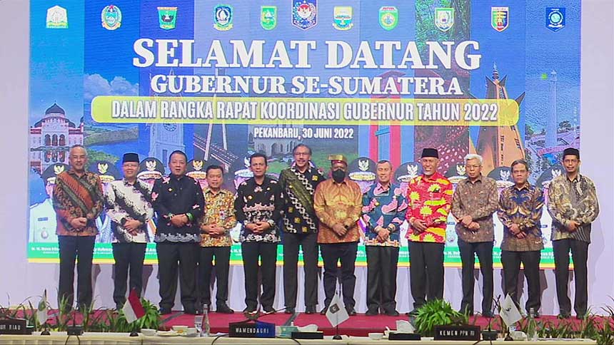 Para gubernur se Sumatera foto bersama dengan Wamendagri usai rapat koordinasi di Hotel Premiere Pekanbaru, Kamis (30/6).