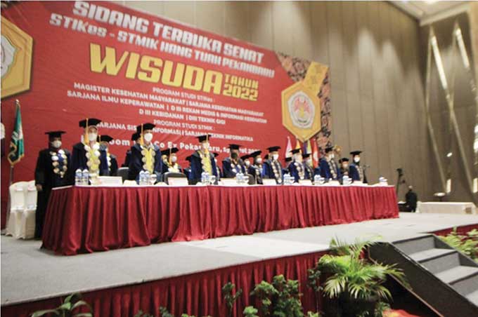 Para anggota senat wisuda STIKes-STMIK Hang Tuah Pekanbaru.