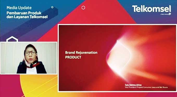 Vice President Prepaid Customer Jawa dan Bali Nusra Telkomsel Tuty R Afriza memberikan penjelasan tentang pembaruan produk dan layanan Telkomsel yang digelar secara virtual, Senin (5/7/2021).