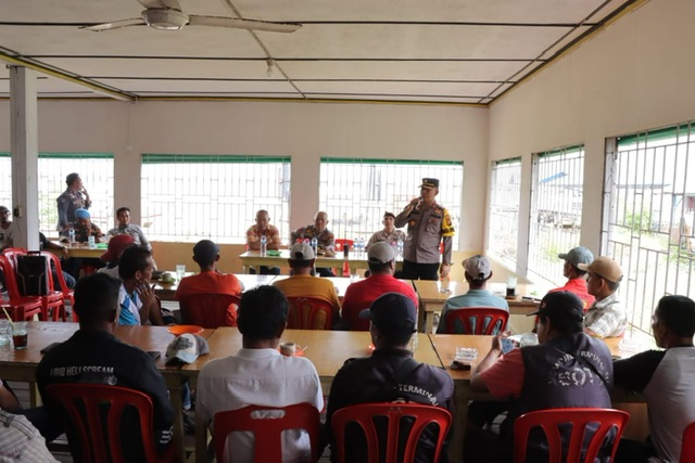 Wakapolres Kepulauan Meranti Kompol Robet Arizal SSos mengumpulkan seluruh penarik becak dan buruh serta pedagang di Pelabuhan Tanjung Harapan Selatpanjang, Kecamatan Tebingtinggi, Jumat (30/12/2022) pagi.