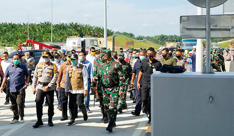 Gubernur Riau H Syamsuar bersama Pangdam 1/BB Mayjen TNI Irwansyah, Kapolda Riau Irjen Pol Agung Setya Imam Effendi dan Forkopimda Riau meninjau Jalan Tol Pekanbaru-Dumai, Sabtu (4/7/2020). MHD AKHWAN/RIAU POS