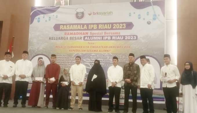 Gubernur Riau H Syamsuar, Ketua DPP HA IPB H Walneg S Jas, Ketua DPD HA IPB Riau Mamun Murod foto bersama penerima bantuan paket untuk anak yatim dan keluarga alumni yang memerlukan saat buka bersama, Sabtu (1/4/2023).