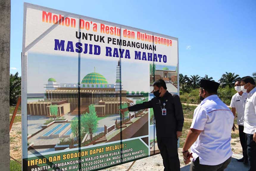Plh Bupati Rohul H Abdul Haris meninjau maket pembangunan Masjid Kuala Mahato di Desa Mahato,  Kecamatan Tambusai Utara, yang sedang berlangsung. Masjid Raya tersebut memerlukan anggaran sekitar Rp16 miliar.
