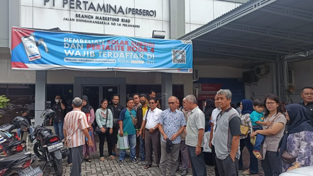 Puluhan pemilik pangkalan elpiji 3 kg di Pekanbaru melakukan aksi unjuk rasa ke kantor PT Pertamina (Persero) Branch Marketing Riau, Jalan Sisingamangaraja Pekanbaru, Rabu (15/2/2023).