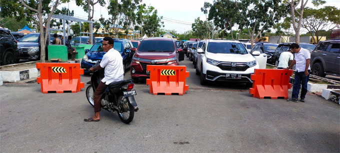 Kondisi antrean panjang di Ro-Ro Air Putih Bengkalis yang sejak dua hari ini terlihat peningkatannya, Sabtu (24/12/2022).