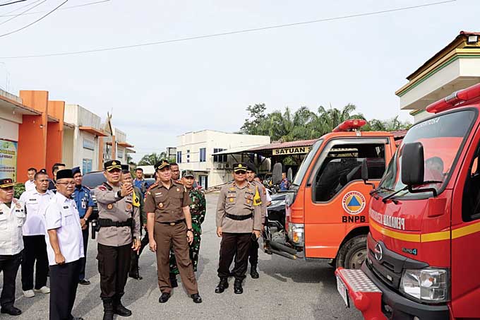 Kapolres Pelalawan AKBP Suwinto SH SIK melakukan pemeriksaan sarana dan prasarana pemadaman api usai memimpin Apel Siaga Pencegahan Karhutla di halaman Kantor Polres Pelalawan, Kamis (16/2/2023) siang.