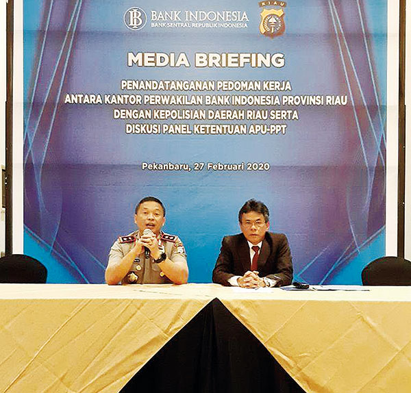 Kepala Perwakilan BI Provinsi Riau Decymus (kanan) dan Kapolda Riau Irjen Pol Agung Setya Imam Effendi saat media briefingÂ penandatanganan pedoman kerja antara Kantor Perwakilan BI Provinsi Riau dengan Polda Riau serta diskusi panel ketentuan APU-PPT di