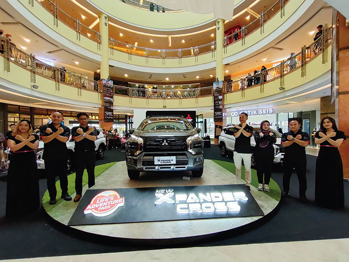 Director of Sales & Marketing Division PT MMKSI Irwan Kuncoro (tiga kiri) didampingi Head of Sales Region 3 Department PT MMKSI Tommy Adianto (dua kanan) beserta manajemen Mitsubishi di Pekanbaru, foto bersama saat peluncuran produk unggulannya New Xpande