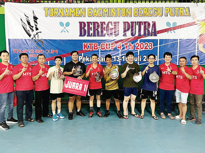 Ketua Panitia turnamen bulutangkis KTB Cup Susanto (tengah ) foto bersama dengan para pemenang dari KTB Cup ke-4, Rabu (19/7/2023).