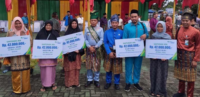 Plt Bupati Kepulauan Meranti H Asmar didampingi Kepala Cabang BPJS Ketenagakerjaan Dumai Legi Handoko Pasaribu foto bersama usai penyerahan santunan kepada ahli waris, Senin (18/12/2023).