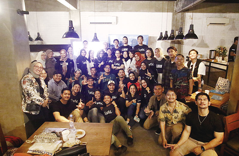 Foto bersama peserta Community Gathering Jenius dari PT Bank BTPN Tbk di Peterseli Kitchen Jalan Pattimura, Pekanbaru, Ahad (16/7/2023)Â sore.