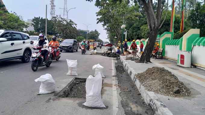 Pengerjaan galian pipa air minum di bahu Jalan Jenderal Sudirman Pekanbaru terus dikebut, Jumat (27/10/2023). Proyek Sistem Penyediaan Air Minum (SPAM) di Kota Pekanbaru ditargetkan selesai 2028.