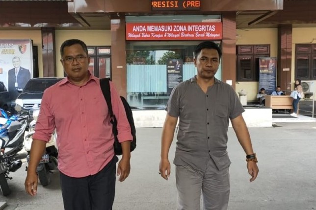 Ketua Panpel Arema FC Abdul Haris (kiri) didampingi kuasa hukumnya usai diperiksa sebagai tersangka tragedi Kanjuruhan di Mapolda Jatim, Surabaya, Senin (24/10/2022).