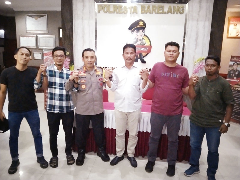 Kepala BP Batam Muhammad Rudi didampingi Kapolres Barelang Kombes Nugroho Tri Nuryanto dan Koordinator Umum Aliansi Pemuda Melayu, Dian Arniand foto bersama usai konferensi pers di Mapolresta Barelang, Ahad (10/9/2023).