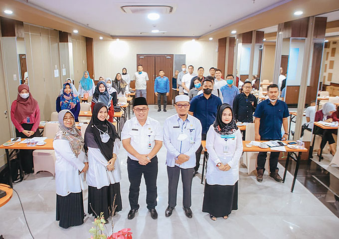 Kepala DPMPTSP Kota Dumai Hendra Usman (dua kanan depan) foto bersama dengan pelaku usaha perorangan maupun badan usaha Kota Dumai usai mengikuti bimbingan teknis di Meeting Room Cemara Lantai I Sona View Hotel, Dumai, Rabu (14/9/2022).