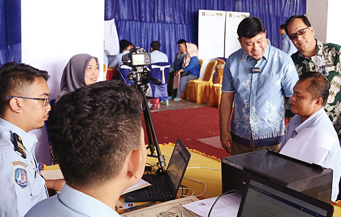 Staf Khusus Menteri Hukum dan HAM Bidang Transformasi Digital, Fajar BS Lase, bersama perÂ­wakilanÂ manajemen PT RAPP Matius Ewanto meÂ­ngunjungiÂ program Eazy Passport atau layanan jemput bola pembuatan paspor, baru-baru ini.