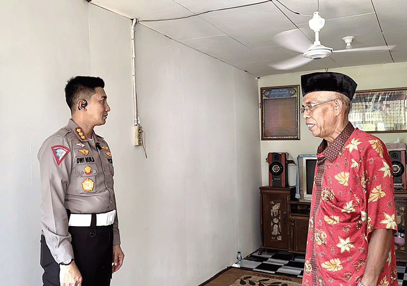 Dirlantas Polda Riau Kombes Pol Dwi Nur saat mengecek rumah warga pascadipugar oleh direktorat yang ia pimpin di Kelurahan Sri Meranti, Kecamatan Rumbai, Pekanbaru, Kamis (21/9/2023).