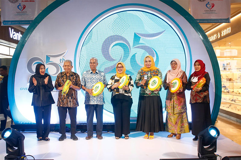 Kepala UPT Bapelkes Prov Riau DR drg Cahaya Purnama SariÂ  M Kes (tiga kanan) bersama Komisaris RSAB Grup Akhyar Awaloeddin (tiga kiri), Komisaris RSAB Grup H Mulyadi Awaloeddin (dua kiri), Komisaris RSAB Grup Amnah Awaloeddin (tengah), Direktur RSAB Pana