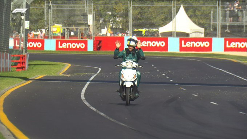 Sebastian Vettel mengendarai skuter saat mobilnya mogok di tengah sirkuit untuk kembali ke pit pada FP1 GP Australia.