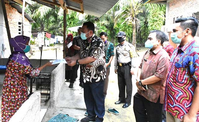 Bupati Kampar Catur Sugeng Susanto menyerahkan bantuan langsung tunai dana desa (BLT-DD) untuk warga Desa Gunung Sari, Kecamatan Gunung Sahilan, Kamis (14/5/2020). Diskominfo dan Persandian Kampar for Riau Pos
