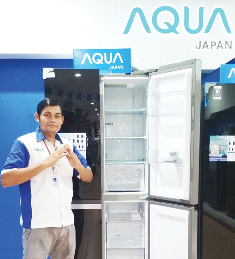 SPM Central Panam Electronic memamerkan kulkas mewah side by side, AQR IG 645 AM GB, Senin (1/6/2020). (MUJARWAOH ANNAFI/RIAUPOS.CO)