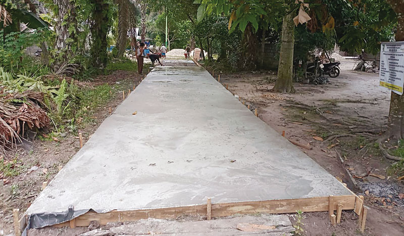 Melalui program Dana Bermasa, Pemdes Air Kulim mampu membangun infrastruktur jalan dengan baik dan hasilnya bisa dinikmati masyarakat, Senin (23/10/2023).