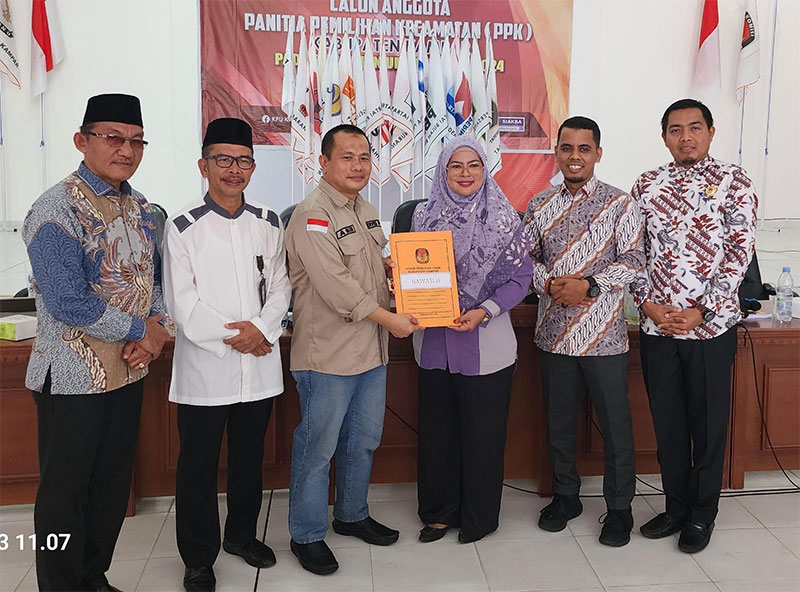 Ketua KPU Kampar Maria Aribeni menyerahkan dokumen DCS usai rapat pleno penetapan DCS anggota DPRD Kampar di aula Kantor KPU Kampar, Bangkinang, Jumat (18/8/2023).