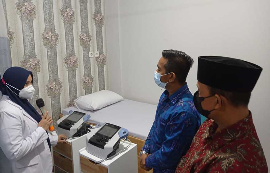 Salah seorang dokter dari Rumah Sakit Ibu Anak (RSIA) Annisa menunjukkan ruangan rehabilitasi medik di RSIA Annisa, Jalan Garuda, Tengkerang Tengah, Kecamatan Marpoyan Damai, Kota Pekanbaru, Sabtu (20/3/2021).