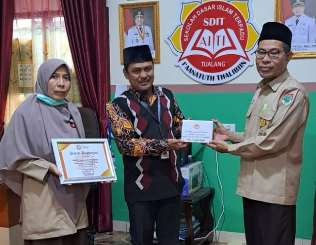 Pihak SDIT AITI Tualang menyalurkan dana yang dihimpun dari penggalangan dana di sekolah bagi korban gempa Cianjur melalui Lembaga Amil Zakat (LAZ) Swadaya Ummah, baru-baru ini.