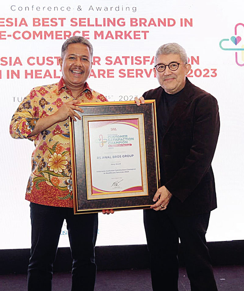Group Chief Editor of SWA Media Kemal E Gani memberikan penghargaan Indonesia Customer Satisfaction Champion in Healthcare Services 2023 kepada CEO RS Awal Bros Group, Arfan Awaloeddin, baru-baru ini.