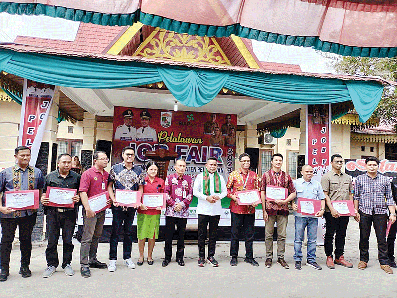 Bupati Pelalawan H Zukri foto bersama perwakilan perusahaan usai menyerahkan piagam penghargaan kepada 17 perusahaan dalam pelaksanaan pembukaan Pelalawan Job Fair 2023 di halaman Kantor Disnaker Pelalawan, Kamis (24/8/2023).