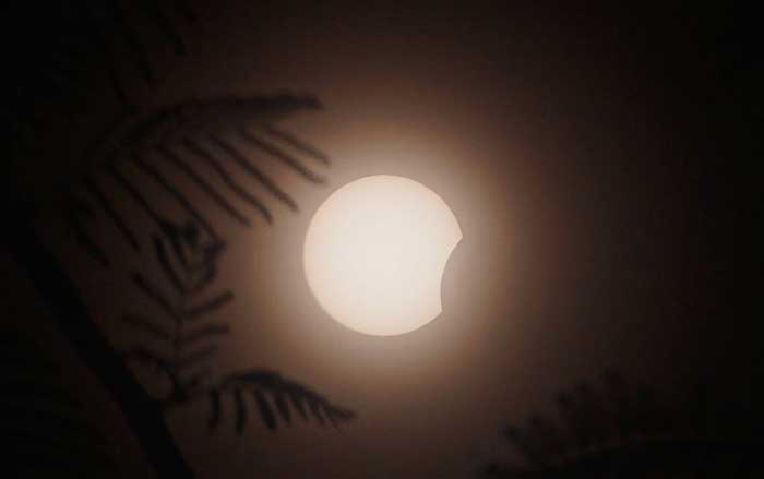 Penampakan Gerhana Matahari di langit Kota Pekanbaru, Ahad (21/6/2020). (DEFIZAL/RIAUPOS.CO)