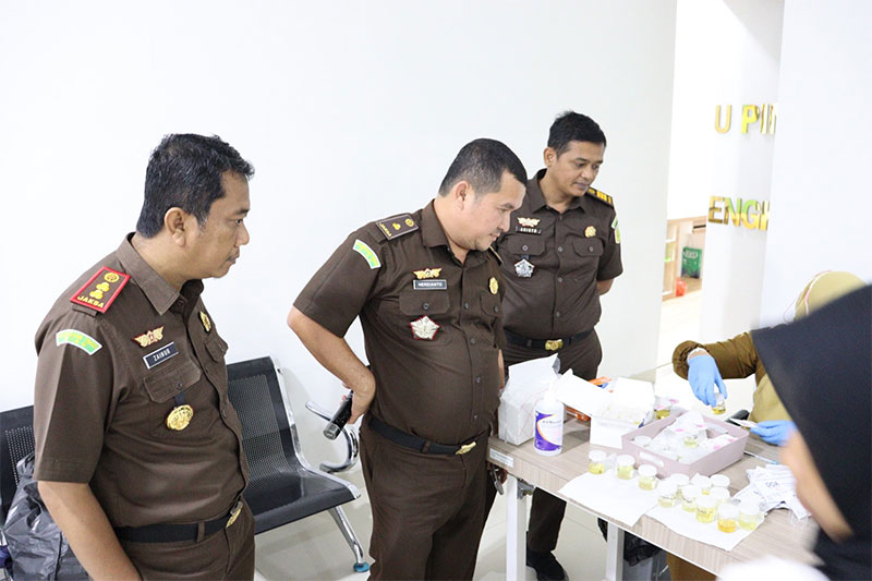 Kajari Bengkalis Zainur Arifin Syah melakukan tes urine di kantor Kejari Bengkalis, Selasa (12/12/2023).
