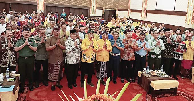 Gubernur Riau, Drs H Syamsuar (tengah) foto bersama dengan umat Hindu di Provinsi Riau yang merayakan Dharma Santhi  di  Pekanbaru, Senin (1/5/2023).