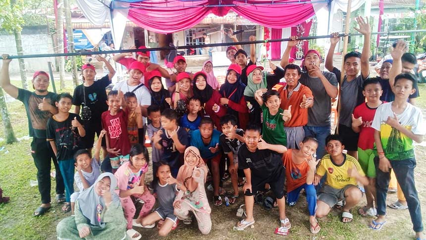 Panitia dan peserta HUT RI Gang Lily Putih, Kecamatan Sukajadi foto bersama usai lomba, Ahad (20/8/2023).