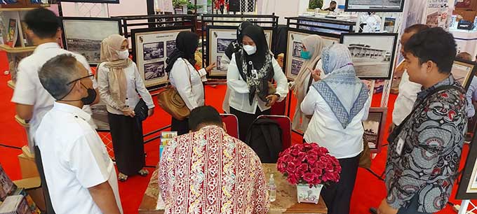 Pengunjung memadati lokasi pameran foto Pekanbaru Tempo Doeloe yang digelar di lobi Mal Living World, Kamis (16/6/2022).