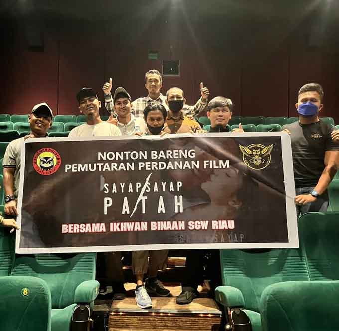 Eks Napiter Riau foto bersama usai menyaksikan penayangan film Sayap-Sayap Patah di XXI Ciputra Seraya, Kamis (18/08/2022).
